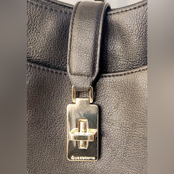 Liz Claiborne Shoulder Bag - Black - Stylish and Functional -EUC with Small Flaw - Picture 4 of 15